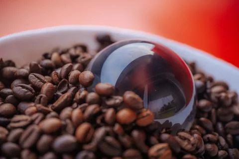 A macro image of roasted coffee beans stacked around. 库存照片
