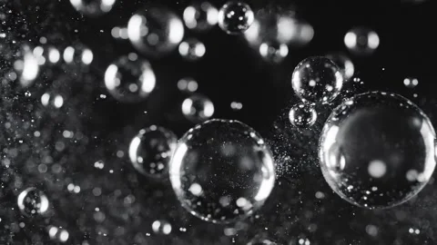 Macro liquid bubbles floating in dark water for skincare product commercial.. 스톡 동영상 343214682