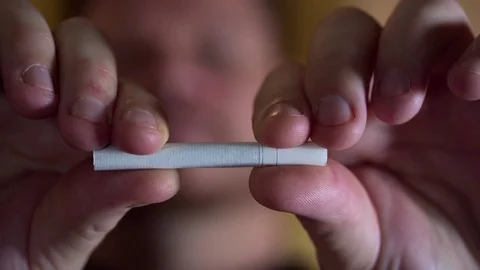 Macro male hands break cigarette. Stock-Footage 69944827