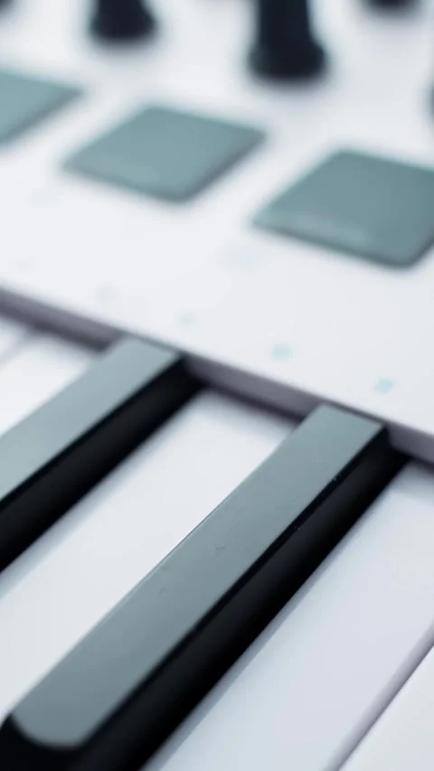 Macro of a MIDI keyboard controller with knobs and pads, shallow focus and Stock-Footage 331322350