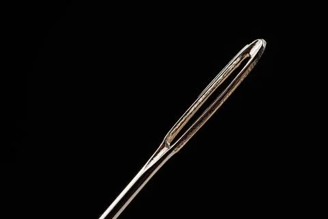 Macro of a needle, needle's eye with isolated on black background focus sta.. Foto stock