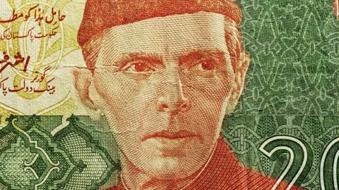 Macro Pan of Pakistani Rupee Banknote Portrait with Urdu Nastaliq Script 스톡 동영상 316800169