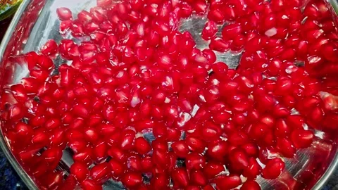 A macro pan shot of fresh delicious red,ruby-coloured seeds of pomegranate .. 스톡 동영상 314643164