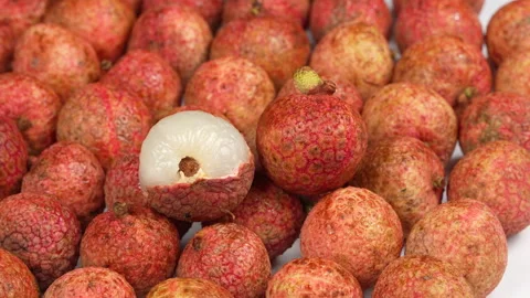 Macro of Peeled and Whole Lychee Fruit on Top Rotating Vídeos de archivo 337326576