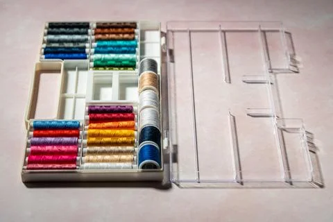 Macro photograph of colorful thread spools with vibrant shades, detailed fibe Foto stock