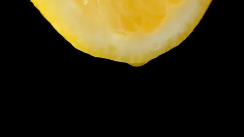 Macro process squeezing juice from half a fresh lemon, slow motion. Video stock 276349525