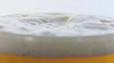 Macro rack focus across top of beer foam Stock Footage 68002841