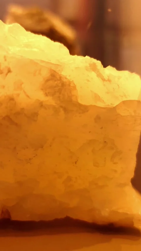 Macro right-to-left pan of a crystalline mineral rock, highlighting jagged Vídeos de archivo 334108511