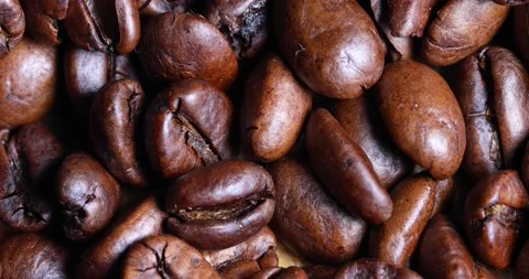 Macro of roasted coffee beans. 4K Stockbeeldmateriaal 167572742