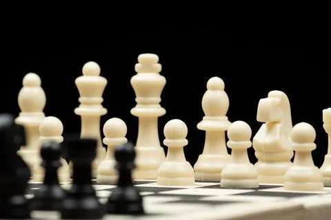 Macro selective focus of a white pieces over a chess board with blurred black Stock-Fotos