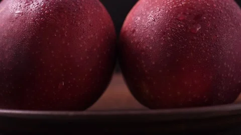 Macro shooting of apples with water drops Vídeos de archivo 186987927