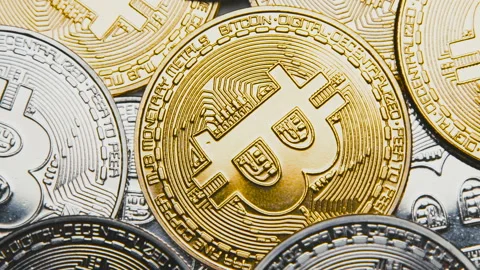 Macro shot of bitcoins rotating on bills of 100 dollars Vídeos de archivo 87901259