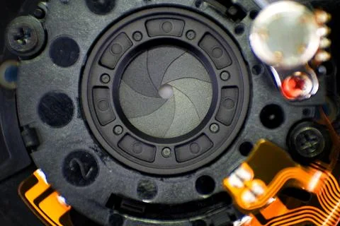 Macro shot of camera lens aperture blades and internal electronics mechanism Foto stock