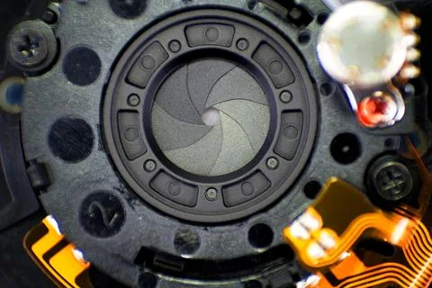 Macro shot of camera lens aperture blades and internal electronics mechanism Foto stock