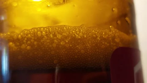 Macro shot of carbonated drink bubbles and foam inside a brown glass beer bottle Vídeos de archivo 335403449