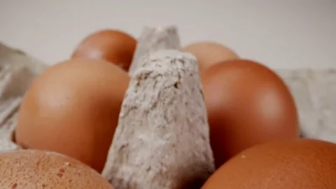 Macro shot of eggs in paper box, moving camera, food in kitchen or in shop Vídeo Stock 236535166