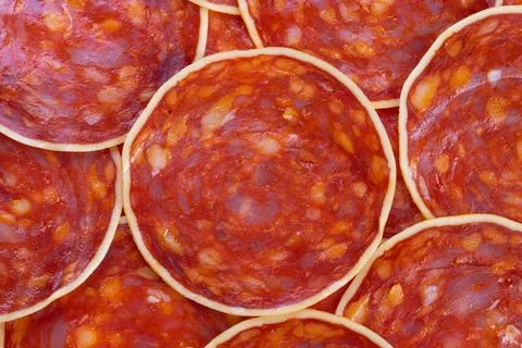 Macro shot featuring overlapping sausage slices with rich marbling, Upclose phot Foto stock