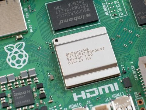 Macro shot focusing on Broadcom processor and Winbond memory chip  Foto stock