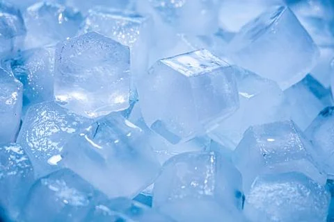 Macro shot of ice cubes from clear water that melt in slow motion on a white  Illustrazione stock