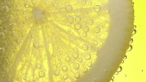 Macro shot of a lime slice in water bubbles 스톡 동영상 123651294