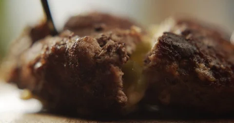 Macro shot of meat cutlet for burger in the context of cheese viscous filling Vidéo 117405463