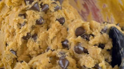 Macro Shot of Mixing Raw Chocolate Chip Cookie Dough in 4k 스톡 동영상 101395868