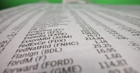 Macro shot of newspaper article in front of green screen Stock-Footage 179553416