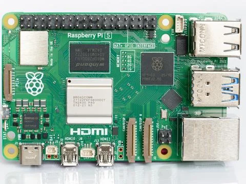 Macro shot of Raspberry Pi 5 main chips with focus on CPU Stock-Fotos