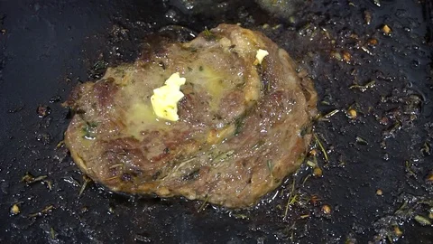 Macro Shot Of Roasting Piece Of Meat With Seasonings On The Hot Pan Vidéo 105883423