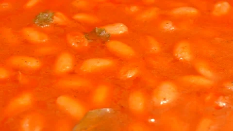 Macro shot of simmering white beans in rich tomato sauce Stock-Footage 332316969