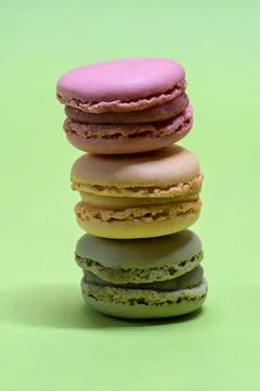 Macro shot of stack of macarons over green mint background Macro shot of s... Fotos Stock