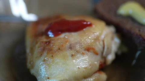 Macro shot of succulent roasted chicken with ketchup 库存影片 331198720