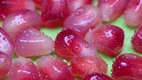 Macro shot of the texture of ripe fresh pomegranate fruits. Vídeo Stock 170391334