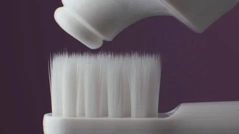 Macro shot of toothpaste applied to toothbrush. Vídeo Stock 148731107