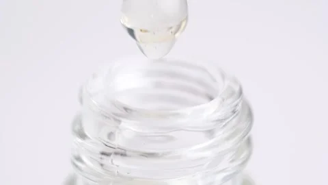 Macro shot of transparent moisturizing serum lotion in pipette falling in t.. Stock Footage 260702772