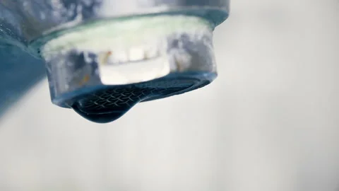 Macro Shot of Water Dripping from Chrome Faucet Spout Aerator Vídeos de archivo 344690553