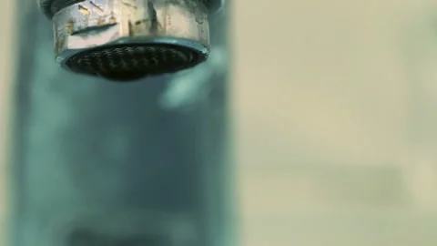 Macro Shot of Water Dripping from Chrome Faucet Spout Aerator 库存影片 344690563