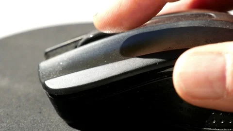 Macro side view of black computer mouse with Caucasian man's fingers Vídeo Stock 115645173
