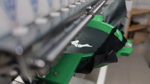 Macro Side View of Industrial Multi-Needle Embroidery Machine Head Automati.. 스톡 동영상 332206040