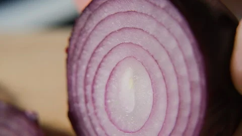 Macro slicing red onion with knife on board Vídeo Stock 321952002