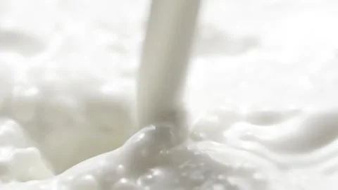 Macro slow motion pouring white milk, closeup splashing fresh drink with drops 스톡 동영상 249649059