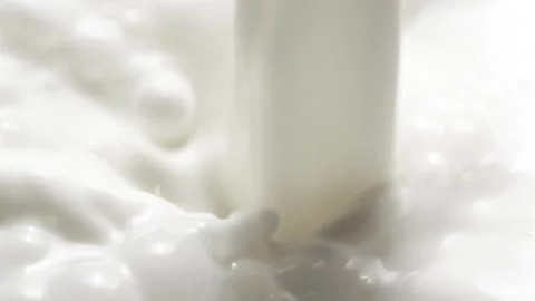 Macro slow motion pouring white milk, closeup splashing fresh drink with drops Vídeos de archivo 250741081