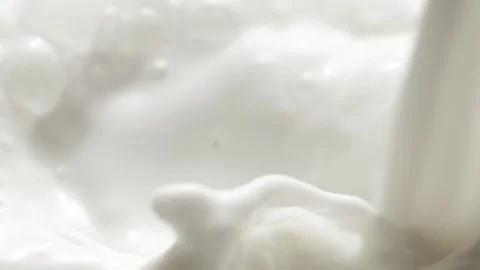 Macro slow motion pouring white milk, closeup splashing fresh drink with drops Video stock 251699027