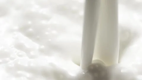 Macro slow motion pouring white milk, closeup splashing fresh drink with drops Video stock 252717391
