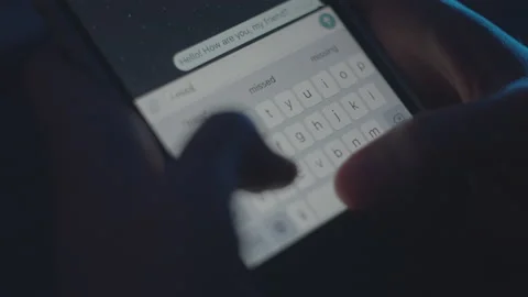Macro SMS. Person use cell phone typing on smartphone keypad message: I miss you Vidéo 151651592