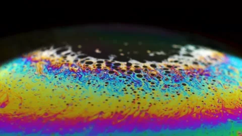 Macro soap bubble creates a colorful and psychedelic background. Rainbow colors Vídeo Stock 150564911