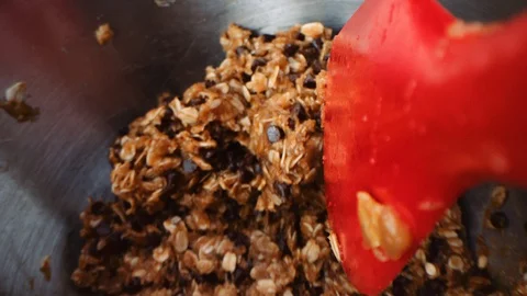 Macro spatula perspective entering mixing bowl and stirring cookie dough 스톡 동영상 129292074