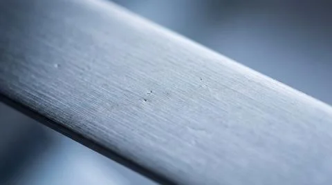 Macro texture of brushed metal with soft cold light reflections Foto stock
