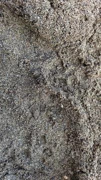 Macro Texture of Dark Volcanic Sand Particles on a Beach Foto stock