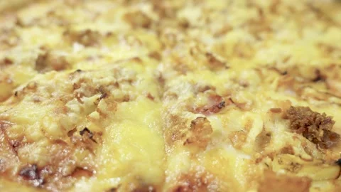 Macro tracking shot of melted cheese and meat on fresh pizza 库存影片 332591281